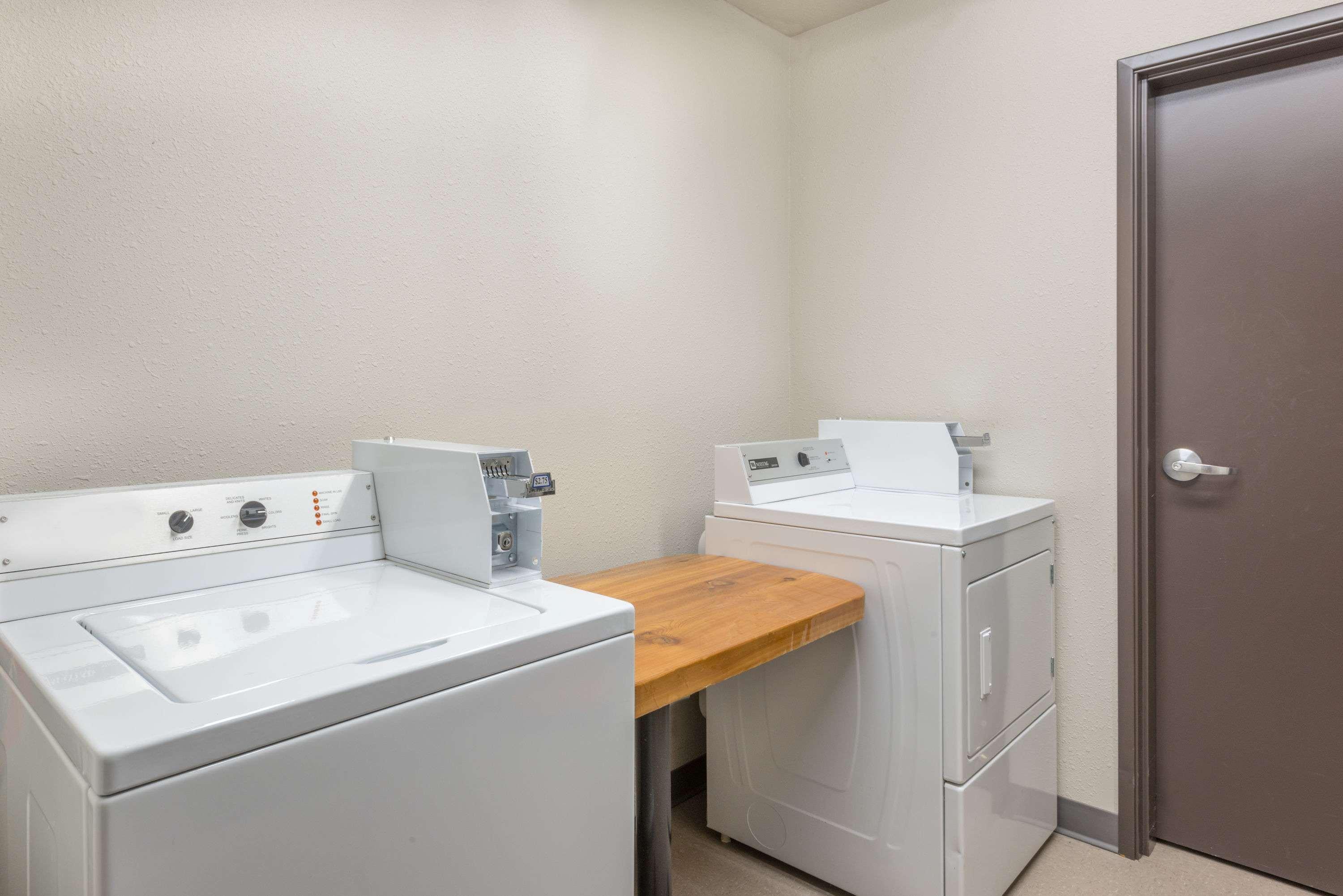 Super 8 By Wyndham Innisfail エクステリア 写真